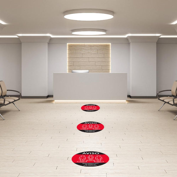 Calcomanías De Piso De Distancia Social En Uso